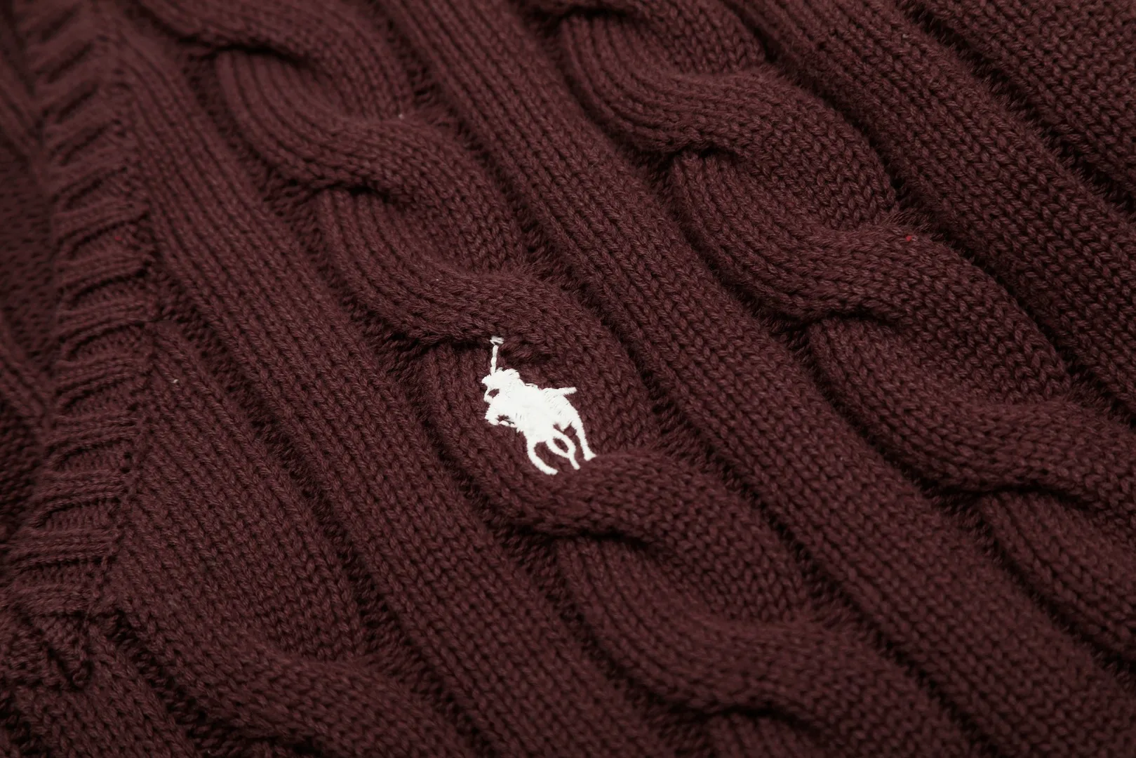 P210 Top quality" Style number: DS019# [Ralph Lauren V-neck solid color pony embroidered logo hemp flower knitted sweater] ✅Ralph Lauren Ralph Lauren goddess slim basic classic V-neck hemp flower pullover sweater ✅Main supplier platform live broadcast Wholesale entity Replacement when out of stock Not removed from the shelves ✅ZP quality 1:1 version Scan the code to enter the GF website Counter quality ✅Detailed quality The only one in Guangzhou Imported quality cotton yarn Mainly high-end Value for money, good quality, needless to say, ✅Simple upper body, easy to match, ootd must-have, good-looking clothes are never picky, a must-have in the goddess’ wardrobe, recommended Size: S-L Color: black, off-white, gray, navy blue, khaki, pink, light blue, rose red, brown, Chinese red
